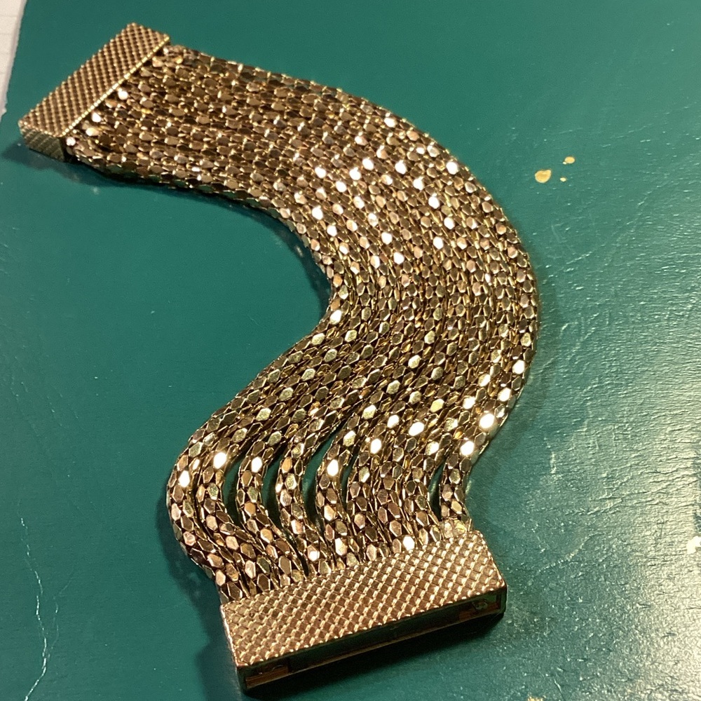 Multi strand magnetic closure bracelet